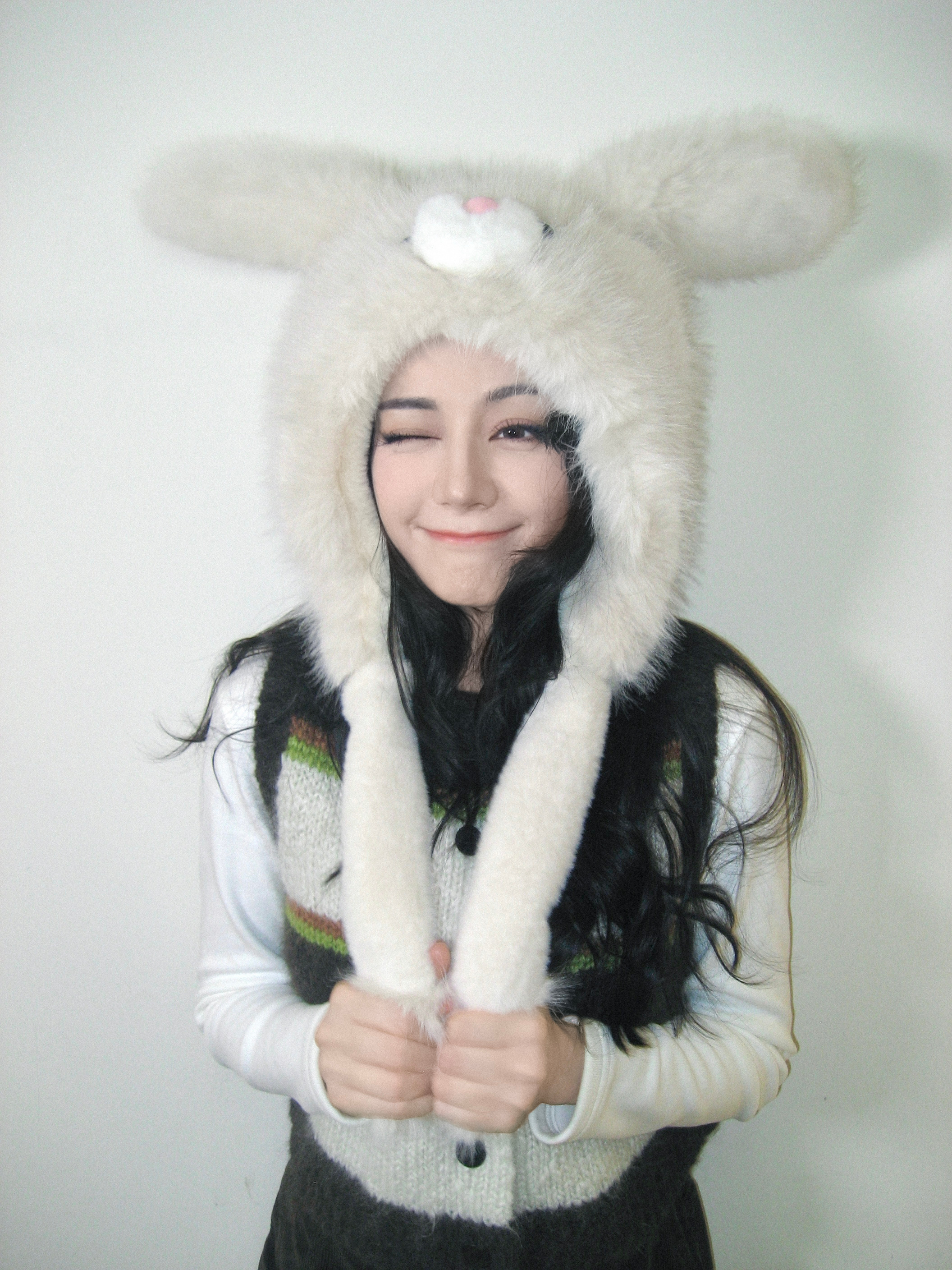 迪丽热巴 🙋♀ 前方高萌预警！捕获一只小兔子 ，看谁还没有心动💓 