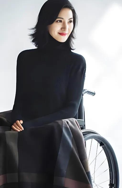 湖南卫视主持人梁艺瘫痪22年，她公开征婚，只提出一个简单条件：能帮忙推轮椅就够了