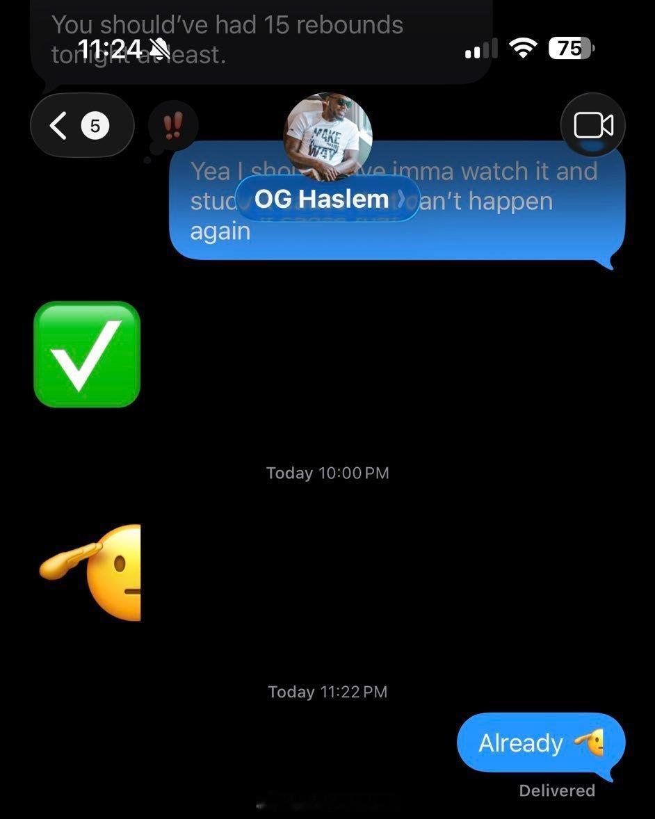 维尔晒出他在昨天比赛前跟UD的短信内容：UD：你今天比赛至少应该拿到至少15个篮