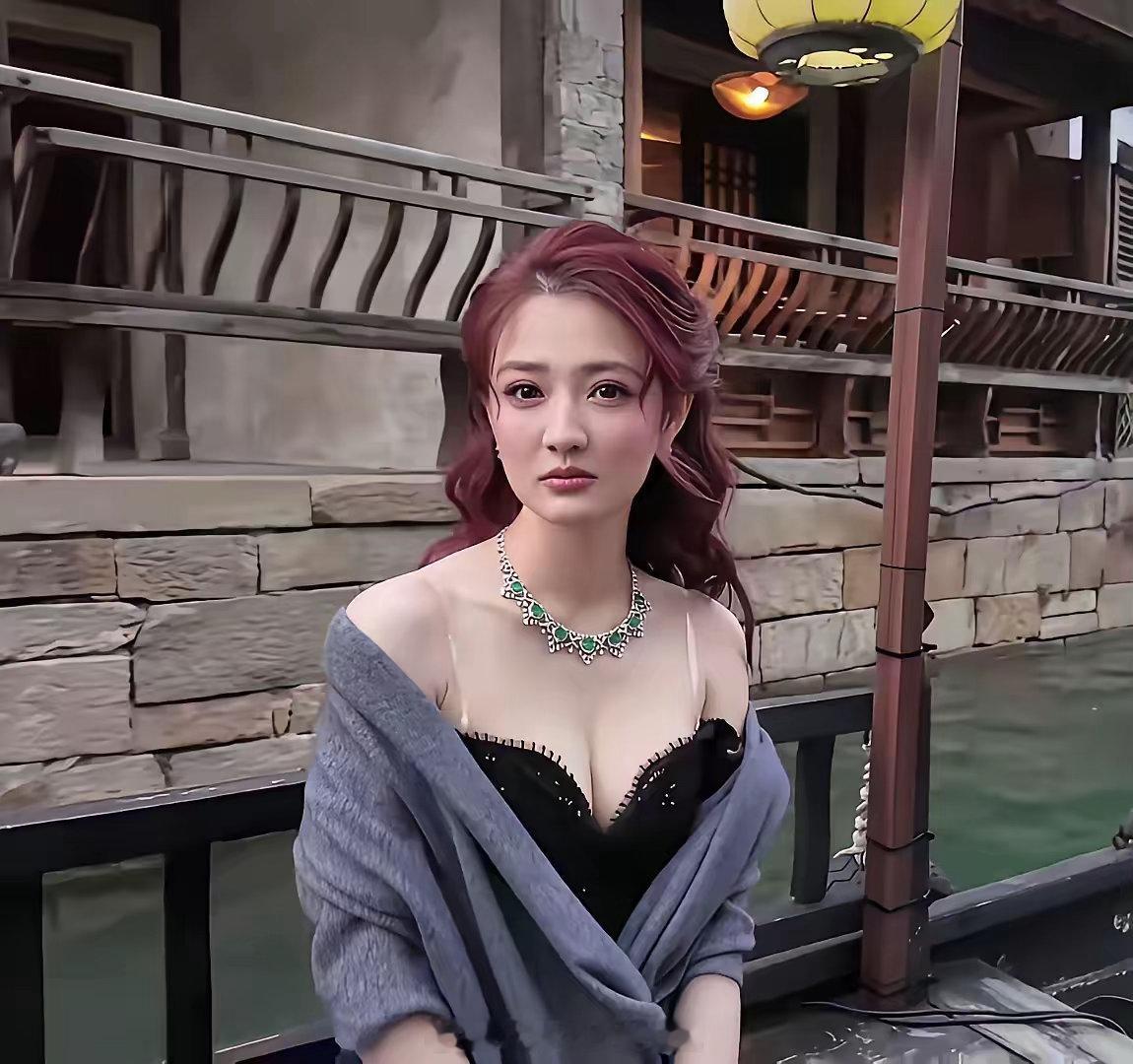 曾经最喜欢的女演员，花期太短，被弄成这种风格了，哎可惜了 