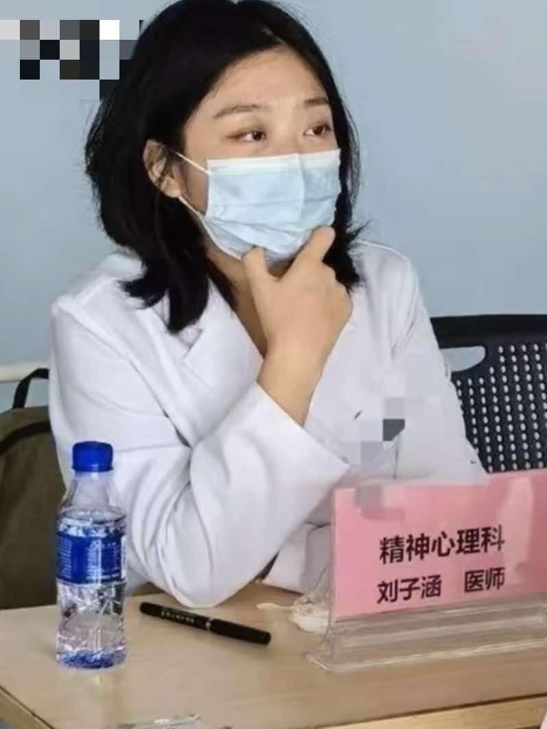 我朋友是护士，
我问她，医学博士刘子涵可以请假休息，为什么非要辞职呢？朋友说，临
