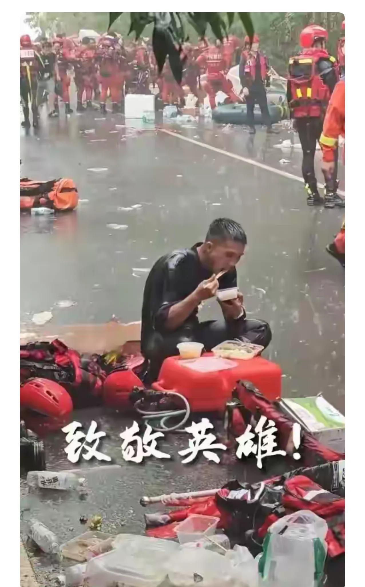 恕我直言！
这张照片最戳人的不是雨中吃饭。

而是不远处明明支着帐篷几步路就到，
