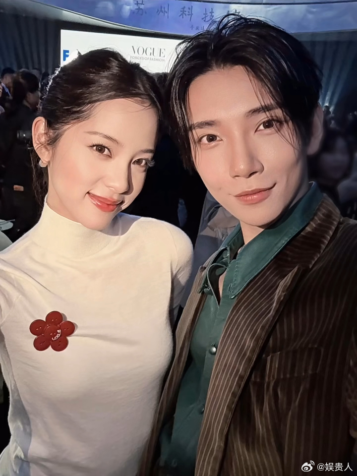 洪知秀晒与迪丽热巴、欧阳娜娜、宋威龙、张婧仪、陈都灵、朱珠的vogue合照 ​​