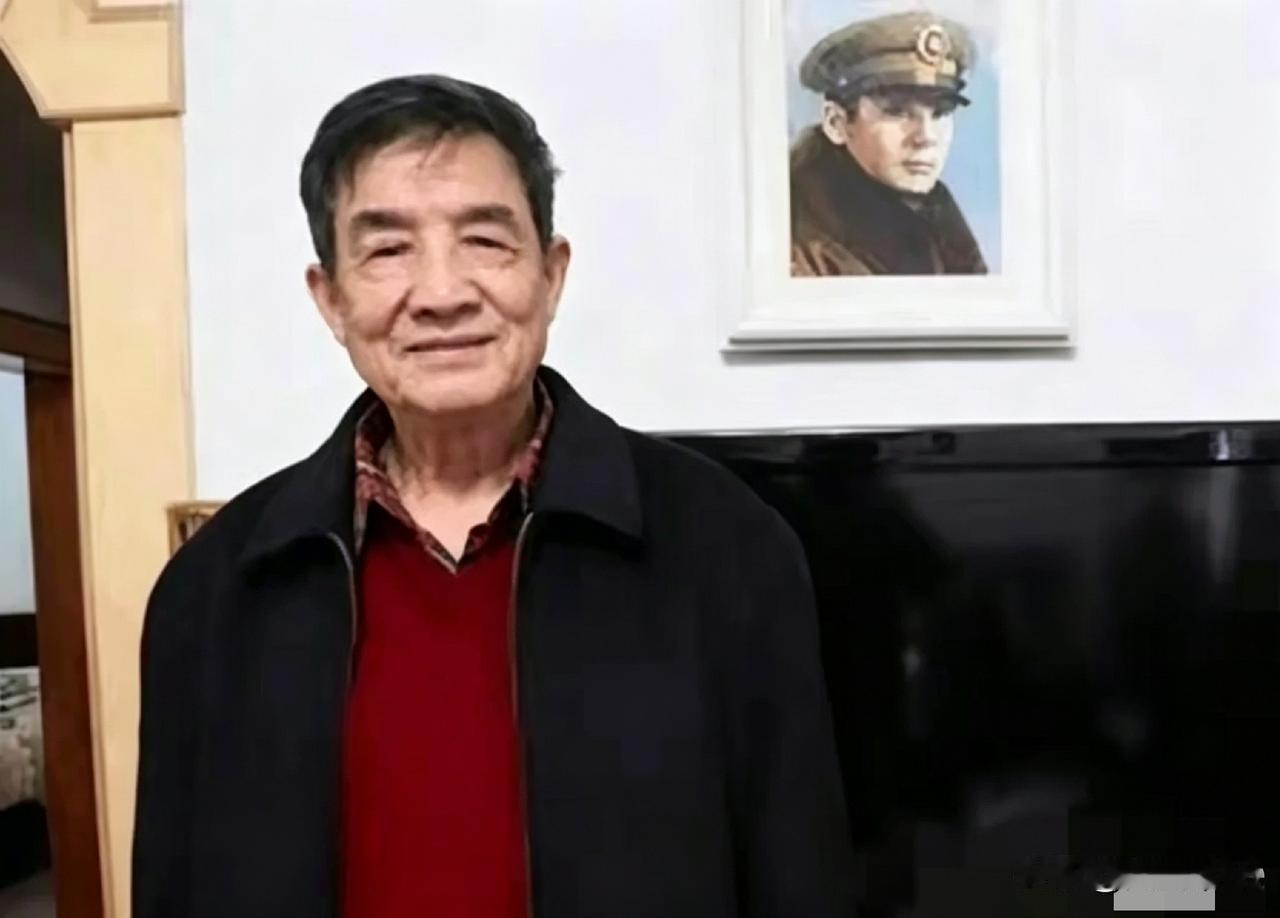 这张照片里，站在自家客厅的是张灵甫的大儿子张居礼。他身后那面墙上，挂着他父亲的遗