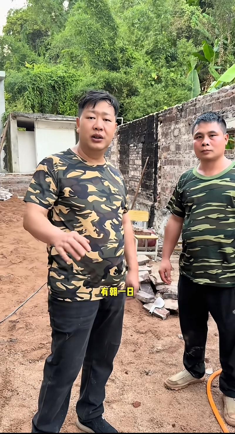 张大炮，太会演了。他身穿迷彩服，带着自己的得力干将廖和宾，来到广西钟山县花山瑶族