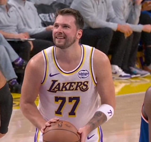 湖人双星闪耀，面对上赛季的难缠的对手森林狼，湖人三杀森林狼，报了去年的一箭之仇。