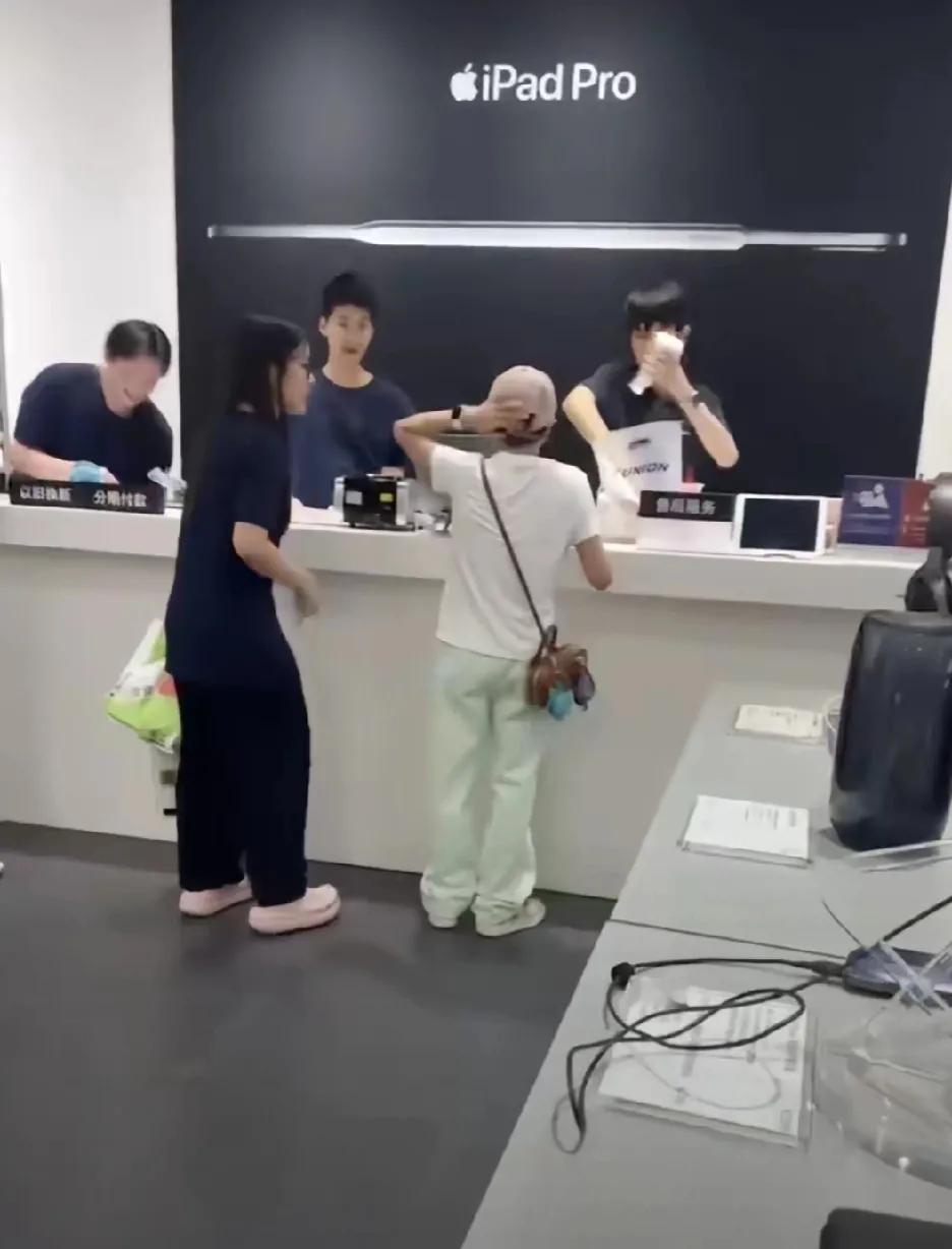 买个手机还能被喷不爱国，全红婵看了也是无语，但也恰恰也说明了几个情况：
1、她的