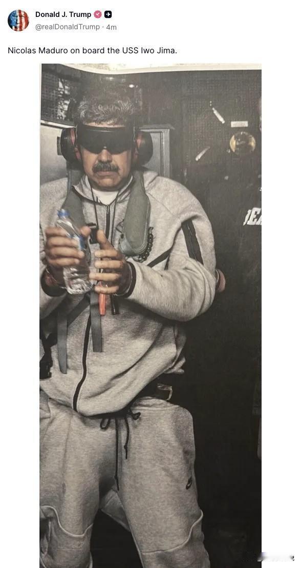 双手被拷，头上戴着眼罩，这“耻辱“的一幕，更让人警醒和深思！

通过这件事，让人