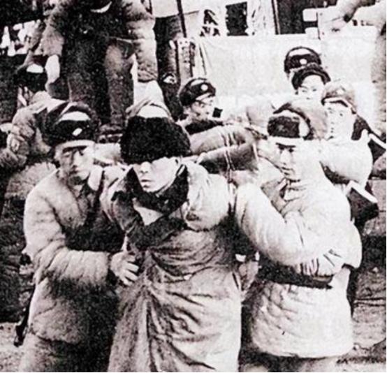 1978年的浙江黄岩县宁溪村，几名公安干警撬开村民王金英家卧室的青石板，发现石板