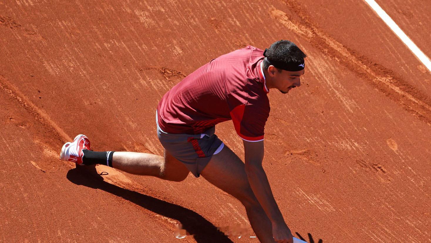 很多人复出的一周巴塞罗那站，两个月不见的穆纳尔，两盘不敌近期瞩目的霍达尔；澳网后