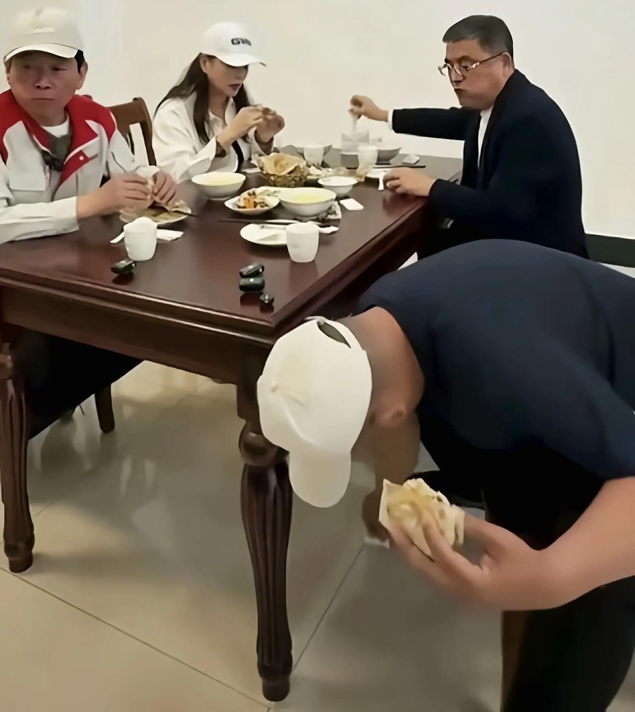 胖东来发展大有原因，于东来魏建军就餐，一个细节看出来个人修养
胖东来能做成今天这