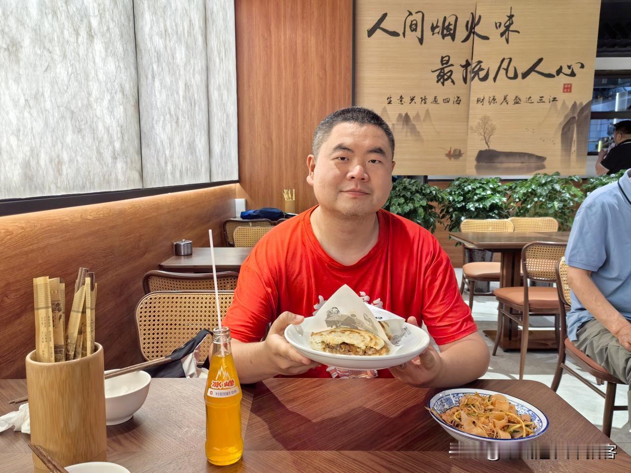 夜晚，在咸阳市秦皇路上，品尝新开业的李家白吉馍夹肉（三十年老店）。小时候，在乐育