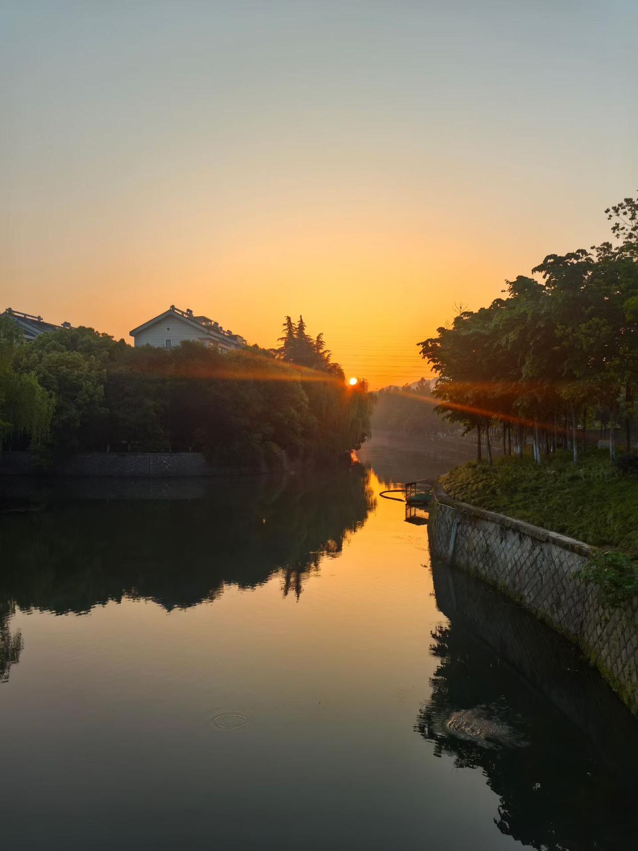 人能渡己，不能渡人，
把别人的课题还给别人，
把操心的精力留给自己。
成年人只能