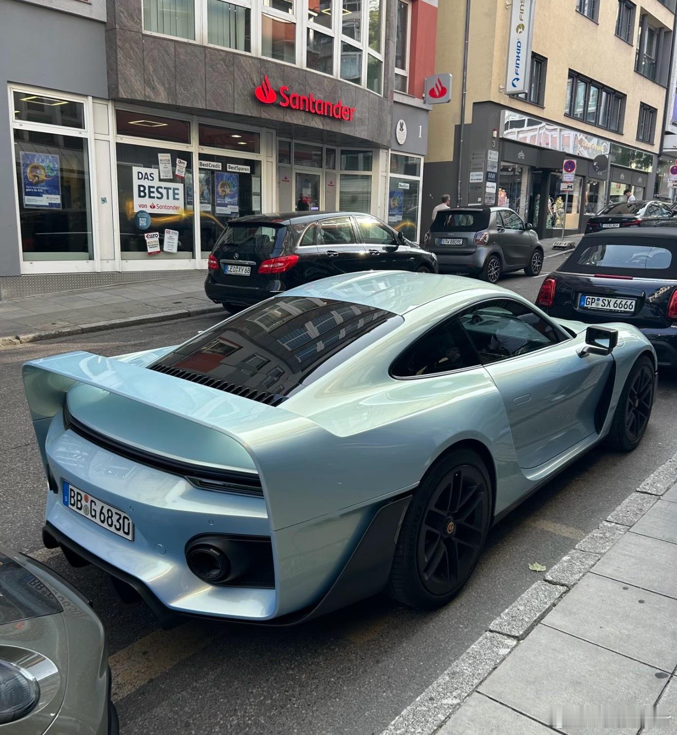 这是保时捷的什么车呀？感觉应该是限量版看着就价格挺贵的感觉后面的尾翼和车整个连起