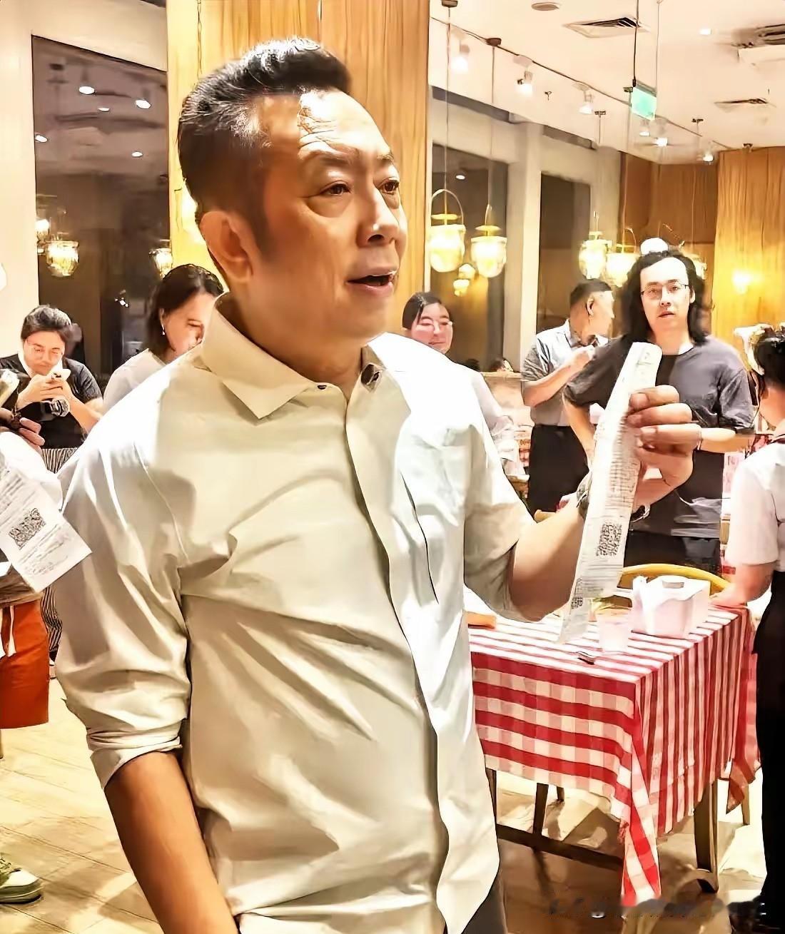 有一个卖鱼的，隔空喊话罗永浩和微博CEO，觉得西贝不是预制菜，挺委屈！！！

可