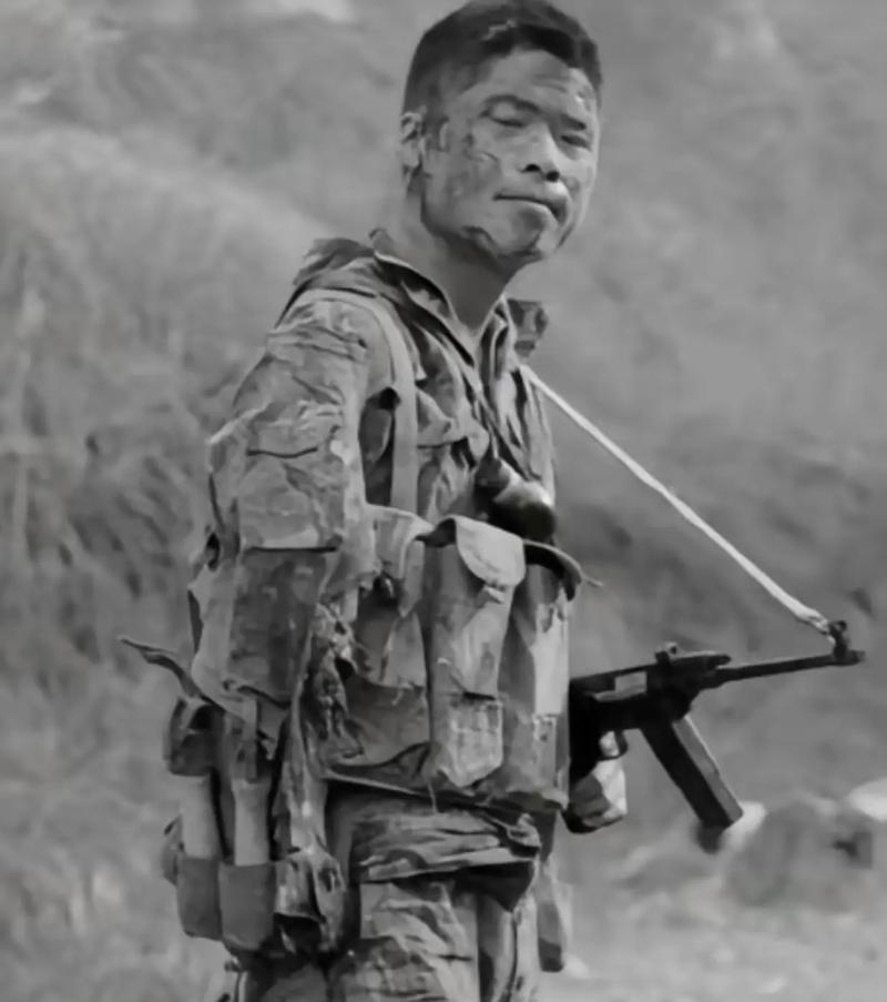 1951年，志愿军开会，彭德怀大喊了一声：“黄朝天，你给我站起来！”违反命令的黄