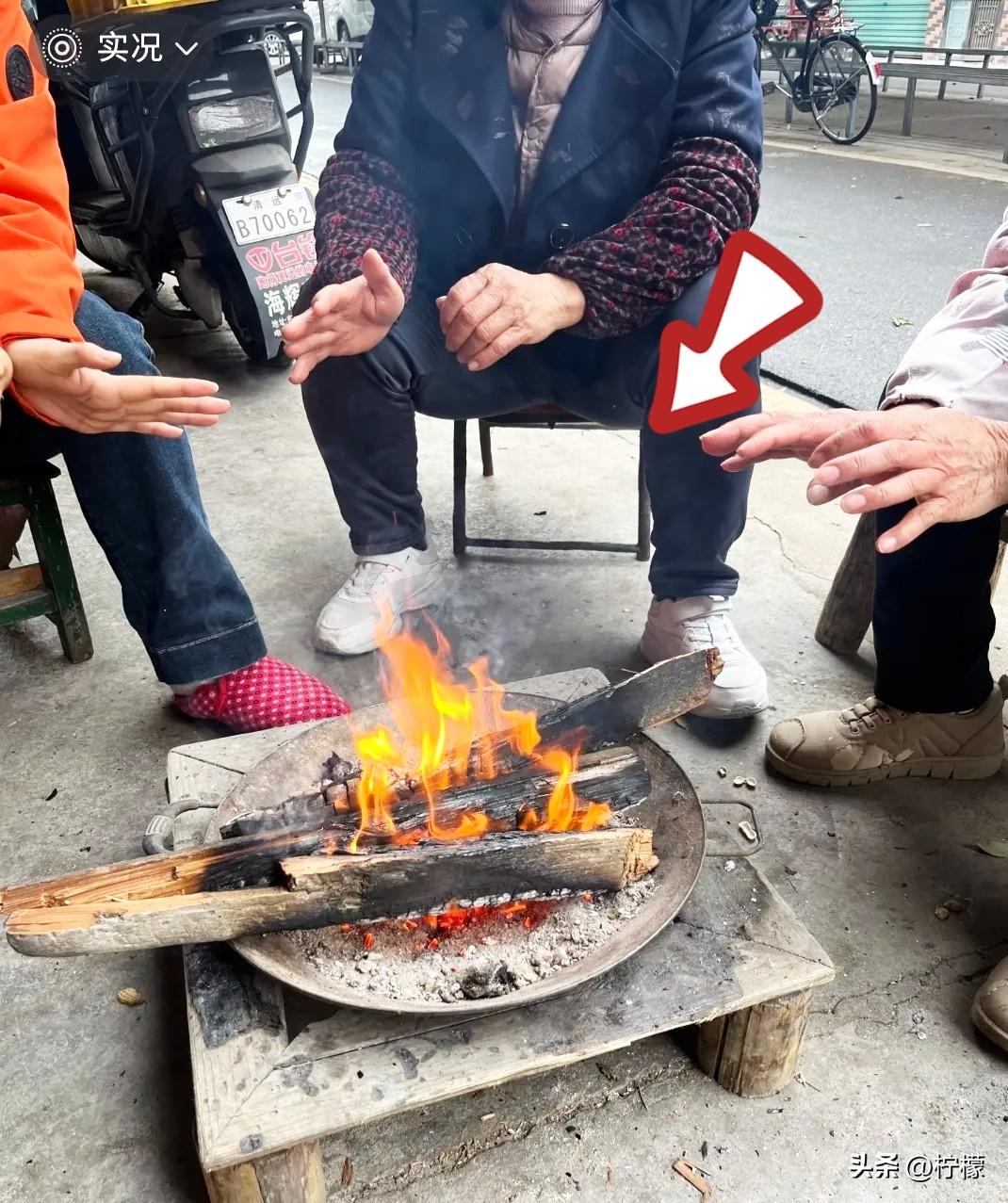 在婆婆家过年，
发现了个怪现象！
婆婆家是普通家庭，经济一般，可过年这几天，除了