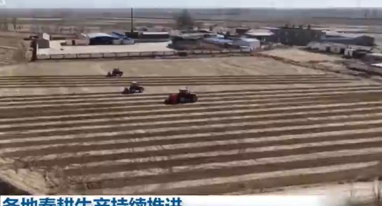 春光正好，农机驰骋。红色拖拉机群作业，旋耕起垄，北斗导航精准引路，厘米级平整土地