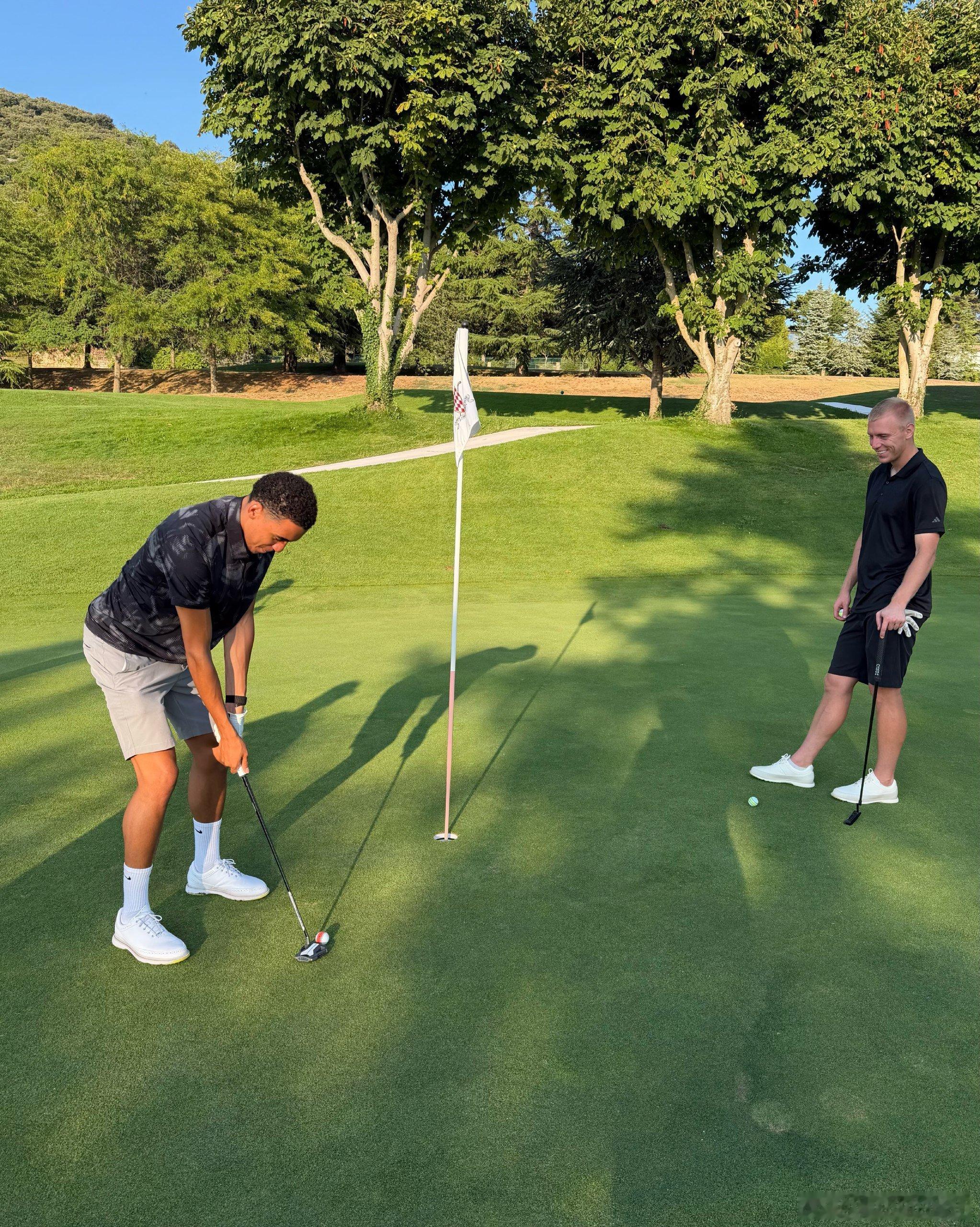 ☀️穆西亞拉打高爾夫🏌🏻♂️ 