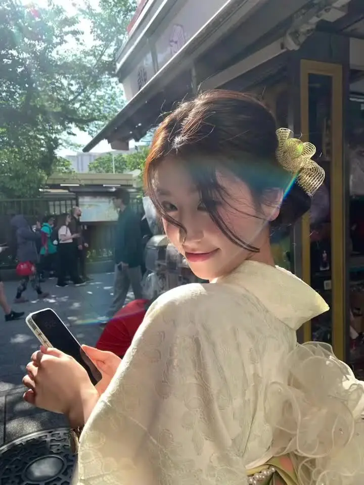 你常常不自信怕比不上很多人 可是玫瑰代替不了紫罗兰 我的爱给你兜底