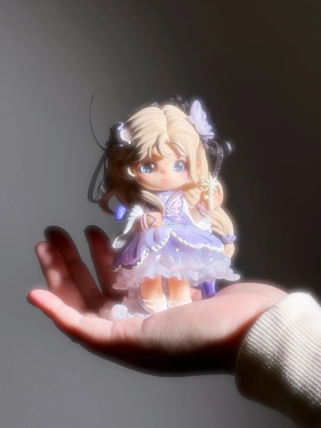 荞荞真的在发光诶✨