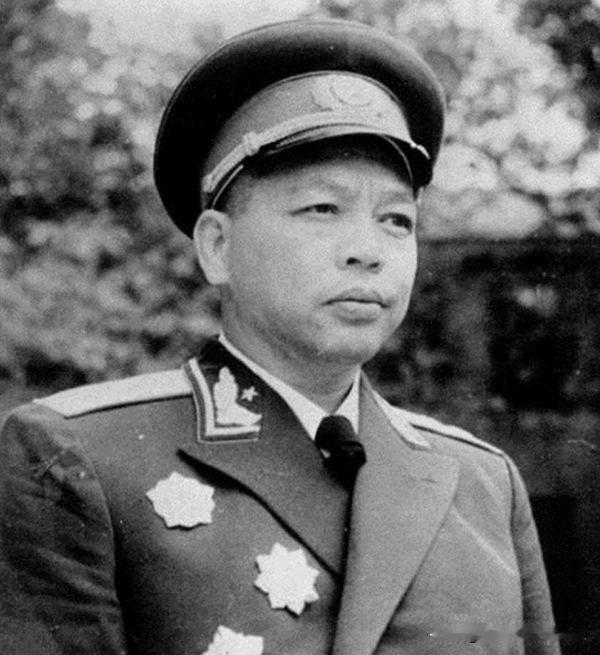 1950年，一位开国中将回到故乡探亲，九旬高龄父亲开门却问：请问长官，您要找谁？