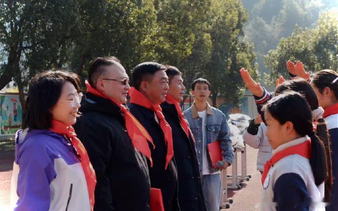 台州爱心企业暖心捐赠照亮乡村学子成长路 衣中有科技，爱里有未来。 企业以情怀反哺