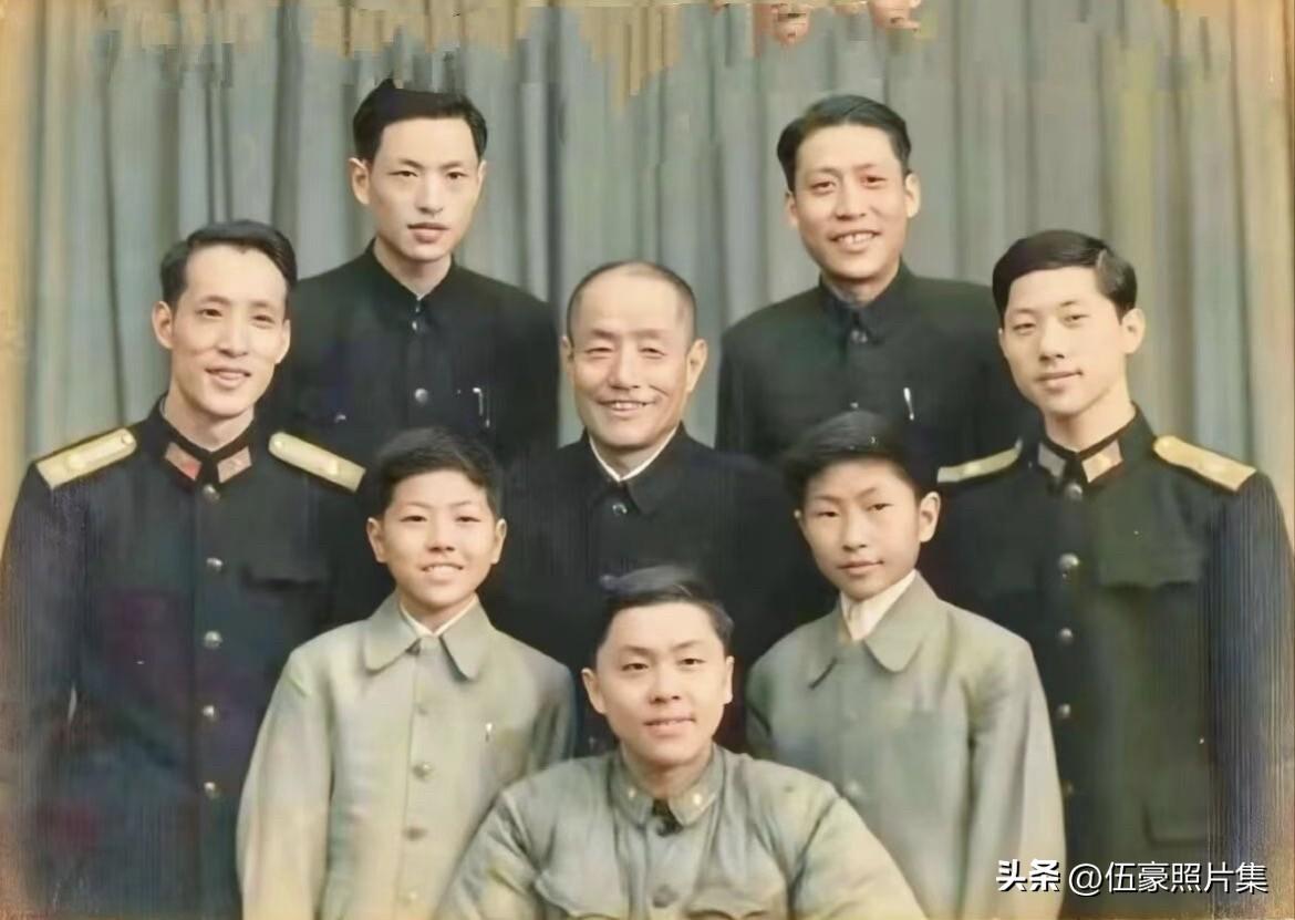 1961年，天津常氏相声艺术家庭祖孙三代的合影，很是珍贵的老照片。照片中间老者常