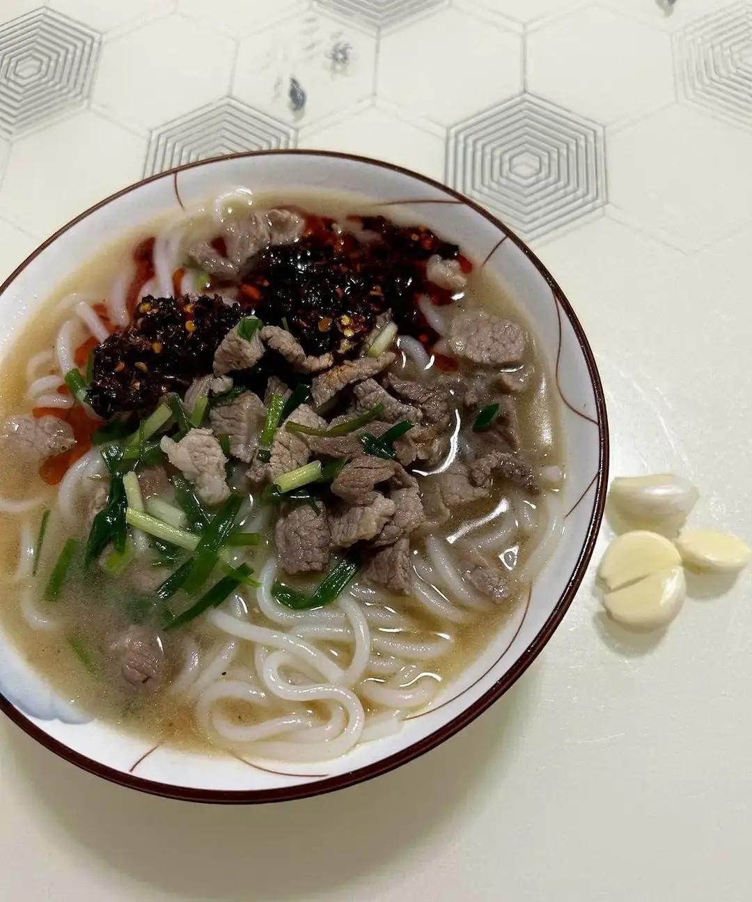带四个娃过日子真是一地鸡毛，今天带最小的去打疫苗，半道上因为我想上个厕所，就被我