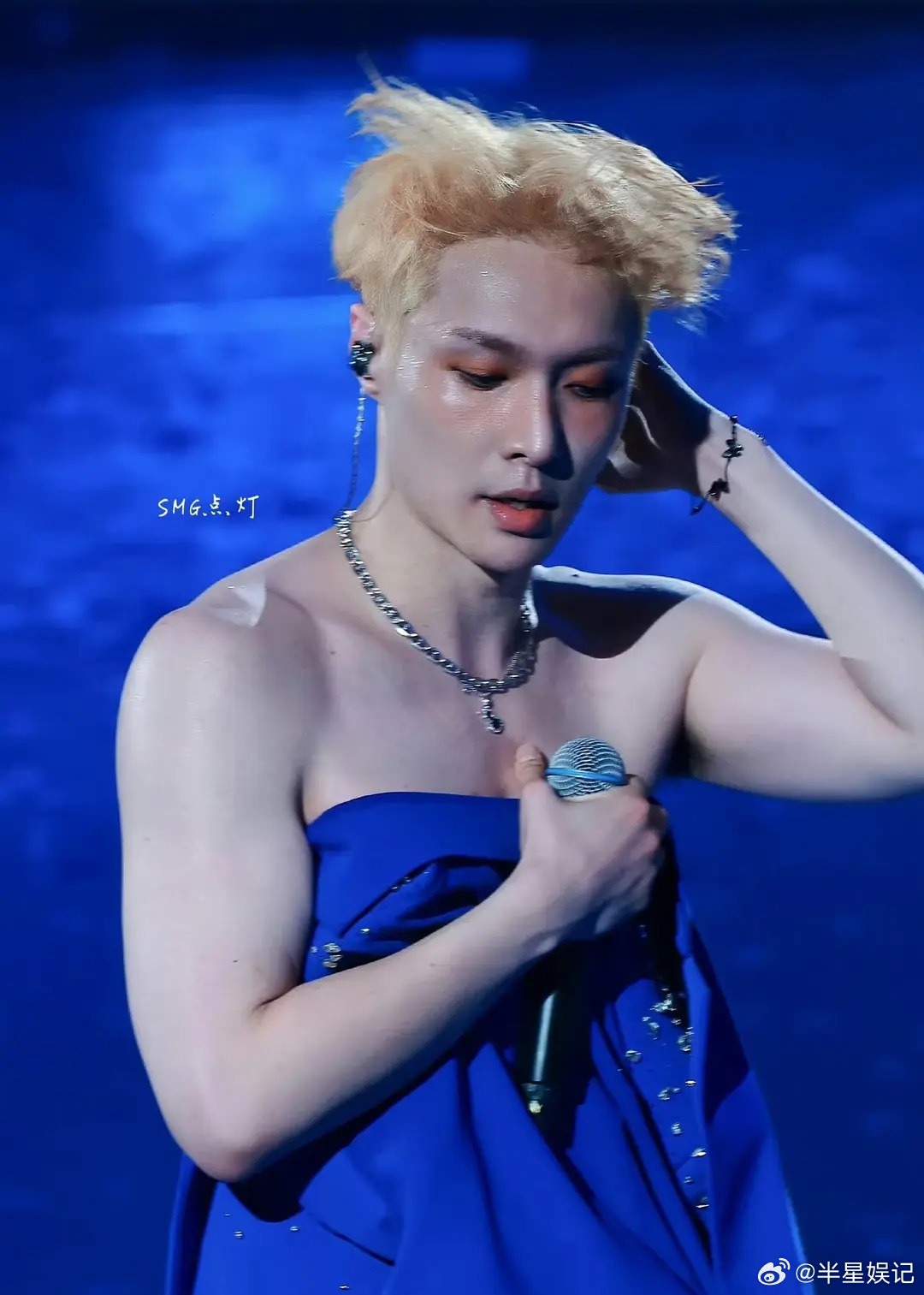 张艺兴好嫩啊，娇羞的性感小猫🙉 