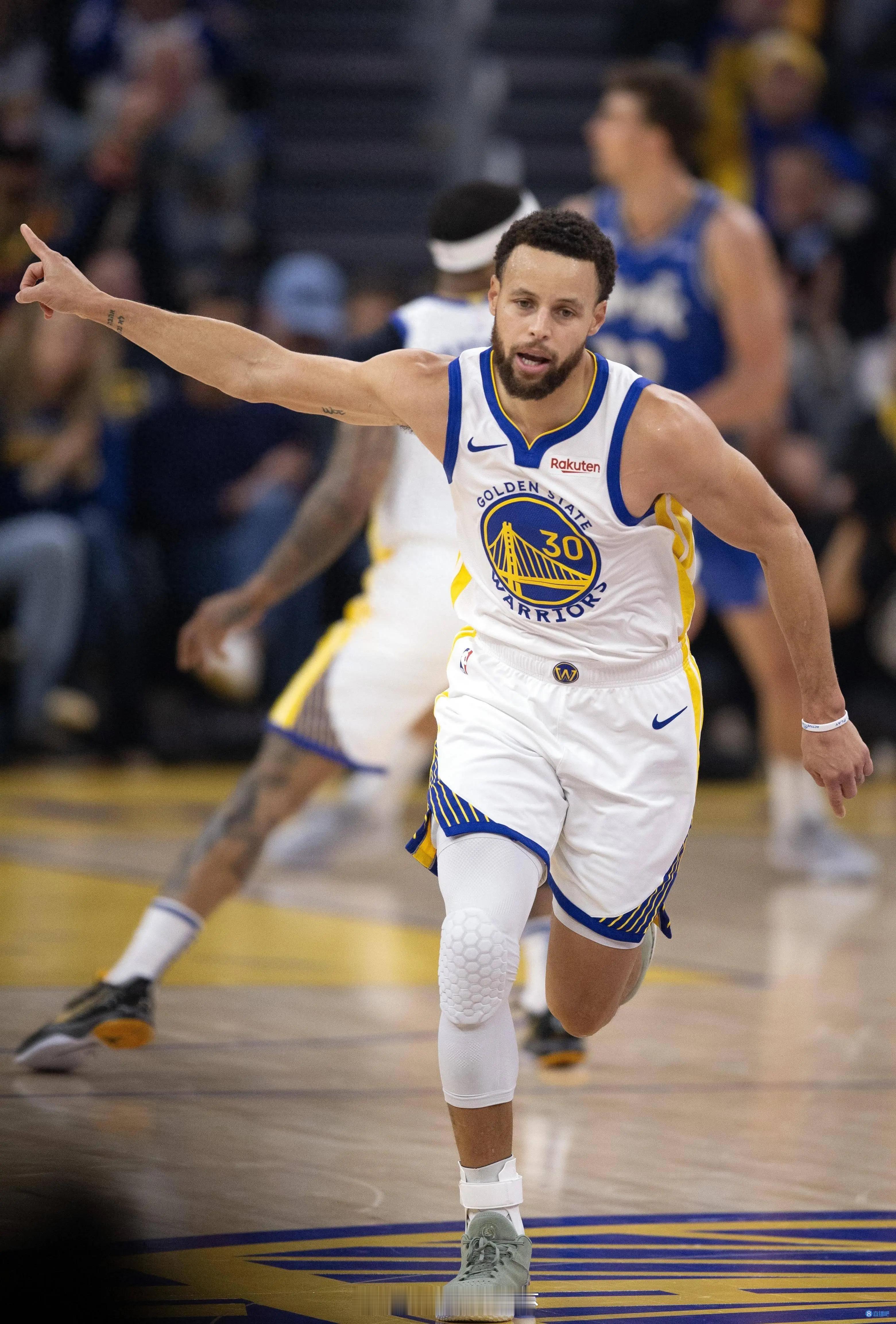 状态火热！库里全场砍下24分3篮板6助攻今天NBA常规赛勇士客场对阵奇才的比赛已