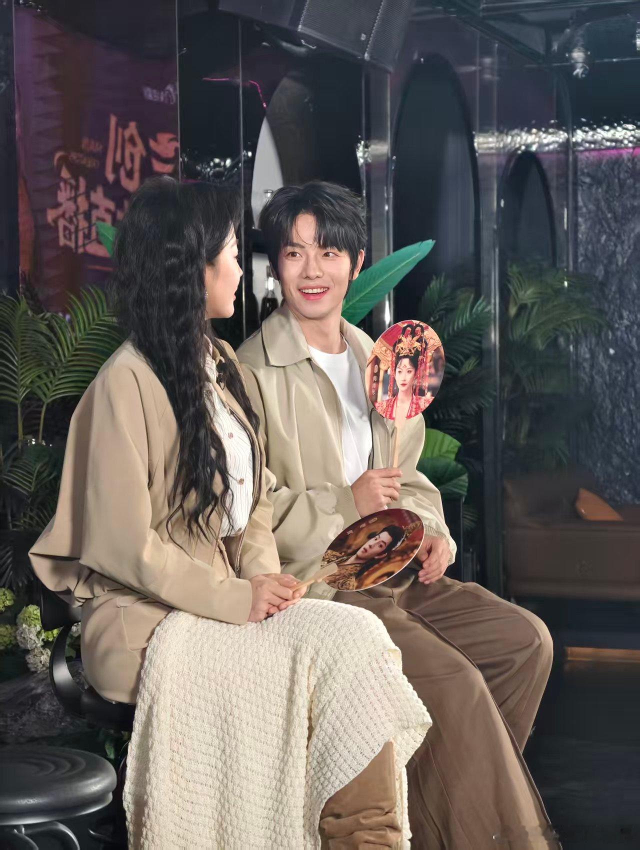 曾辉韩雨彤短国版凤凰传奇 曾辉和韩雨彤这对短剧搭档，真的把“默契”二字诠释得淋漓