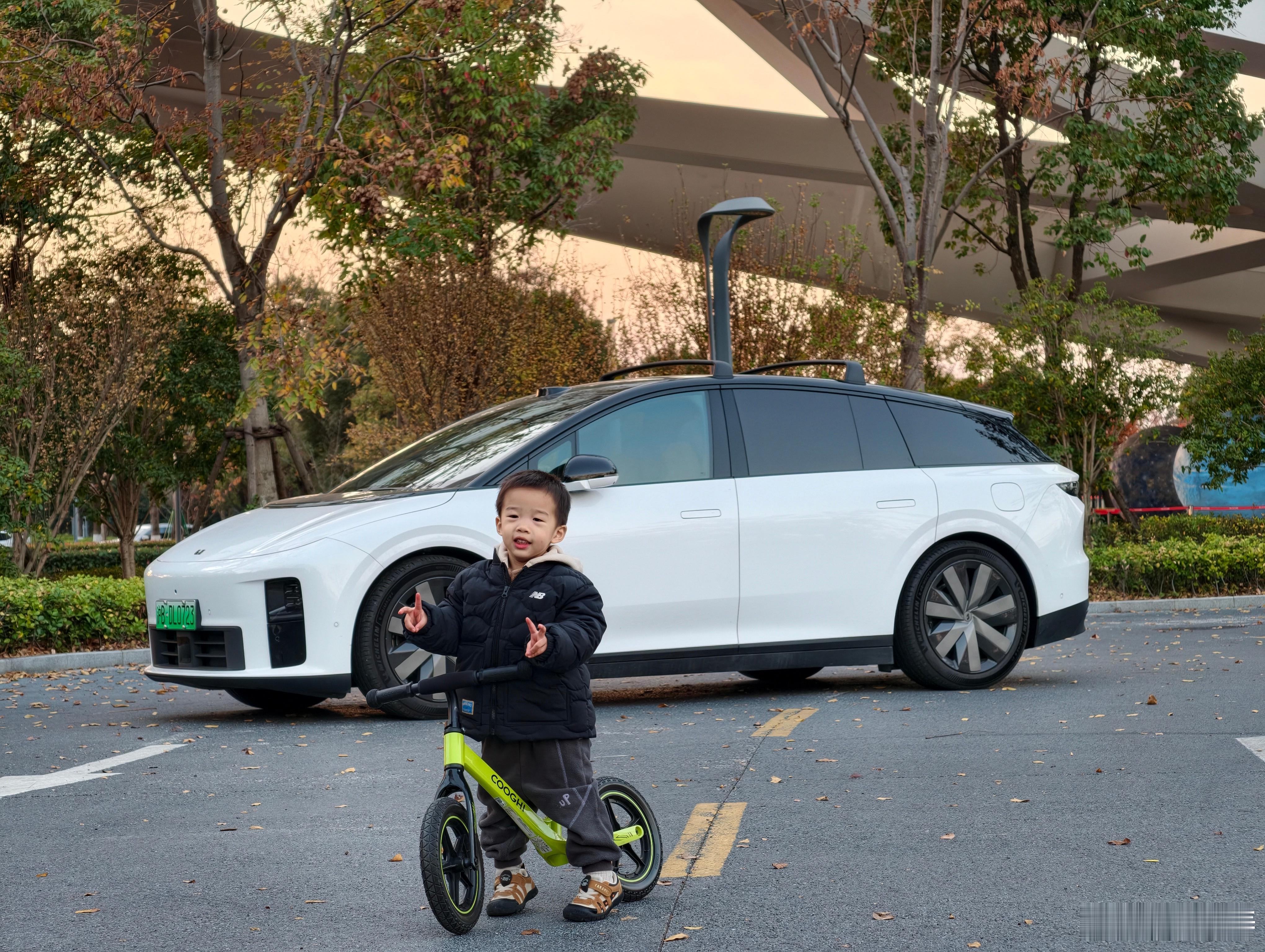 手机还有一些拍过的理想i6 理想的车确实很懂家庭用户的需求，座舱设计，舒适感，以