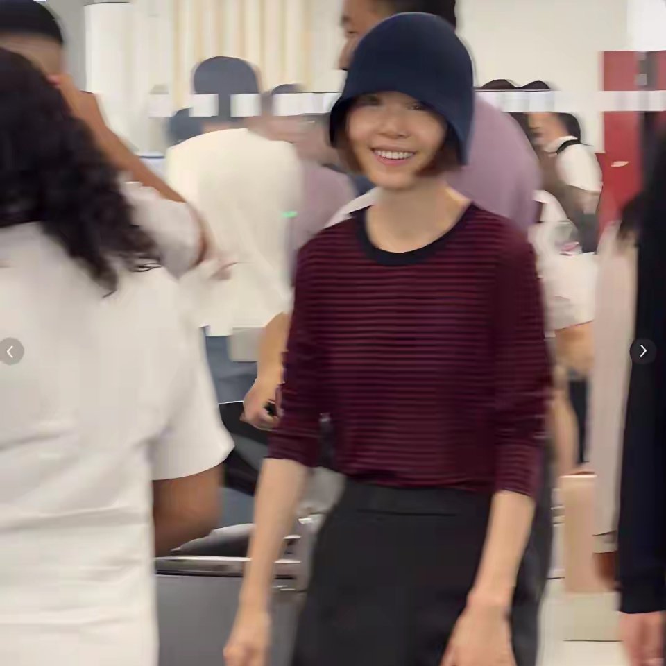 鲁豫法国偶遇，生图瘦成麻杆腿骨凸出，56岁不婚不育脸不垮像少女 ​​​