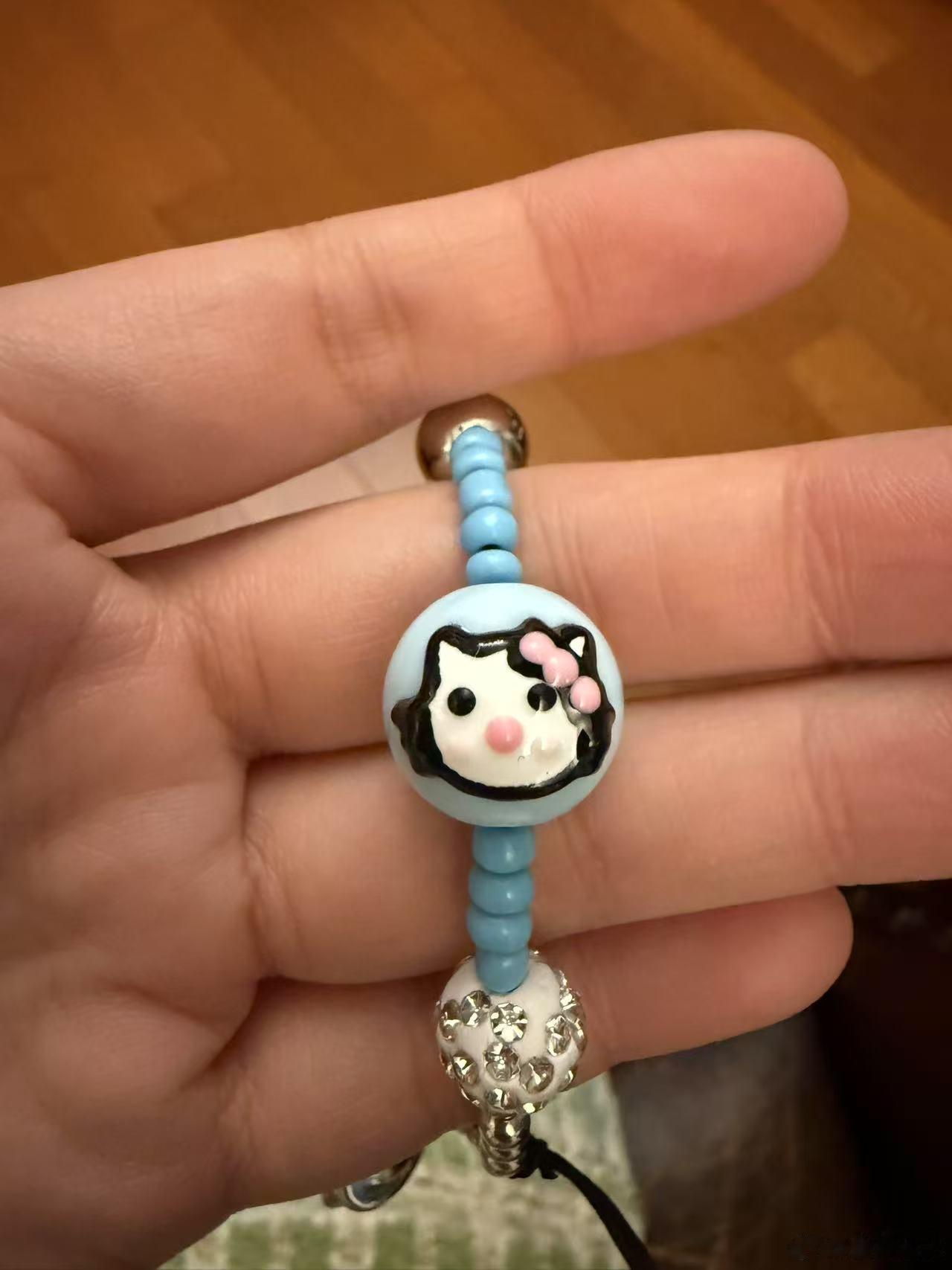 买手机壳送了挂件，笑死我了…想起那句哈喽nmb的kitty… ​​​