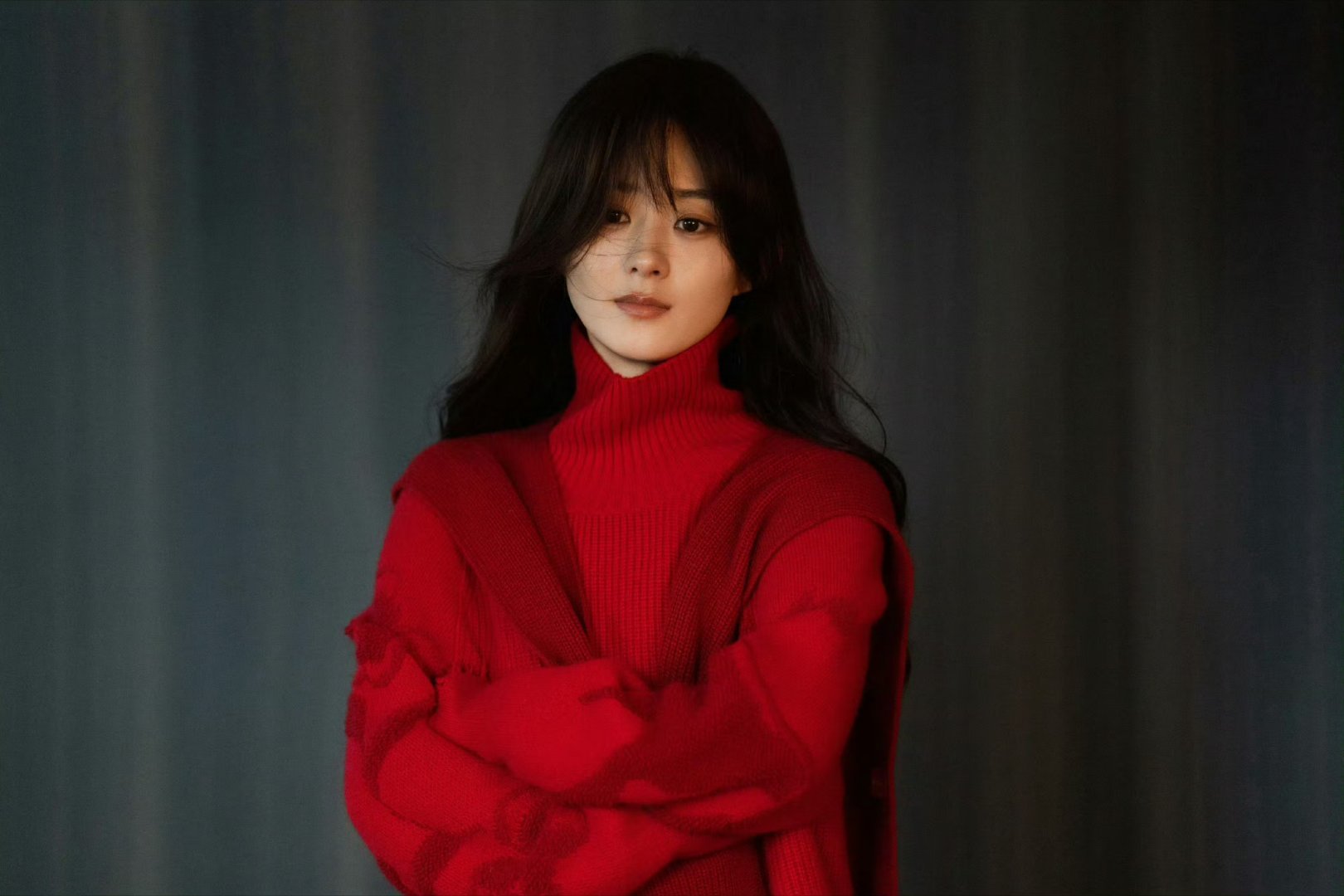 看赵丽颖的温柔红衣，会被那份独特的气质打动。红色不是张扬的刺眼，而是像冬日里的暖