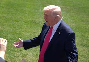 特朗普彻底怒了！6月4日，他在社交平台上公开怒斥美国国会议员是 "卖国贼"，质问