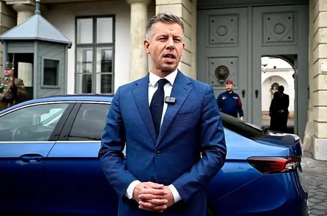 匈牙利刚换完新领导，毛焦尔·彼得就立马火力全开，当着所有人的面拍着胸脯表态：必须