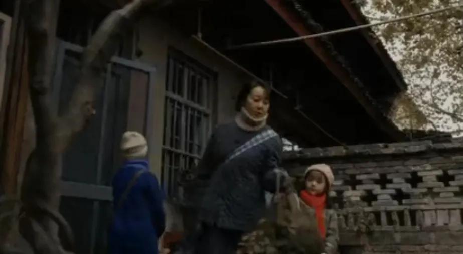 小巷人家
闫妮和丈夫吵架后
带着儿子女儿回娘家这一幕
演得好真实呀
把那个年代某