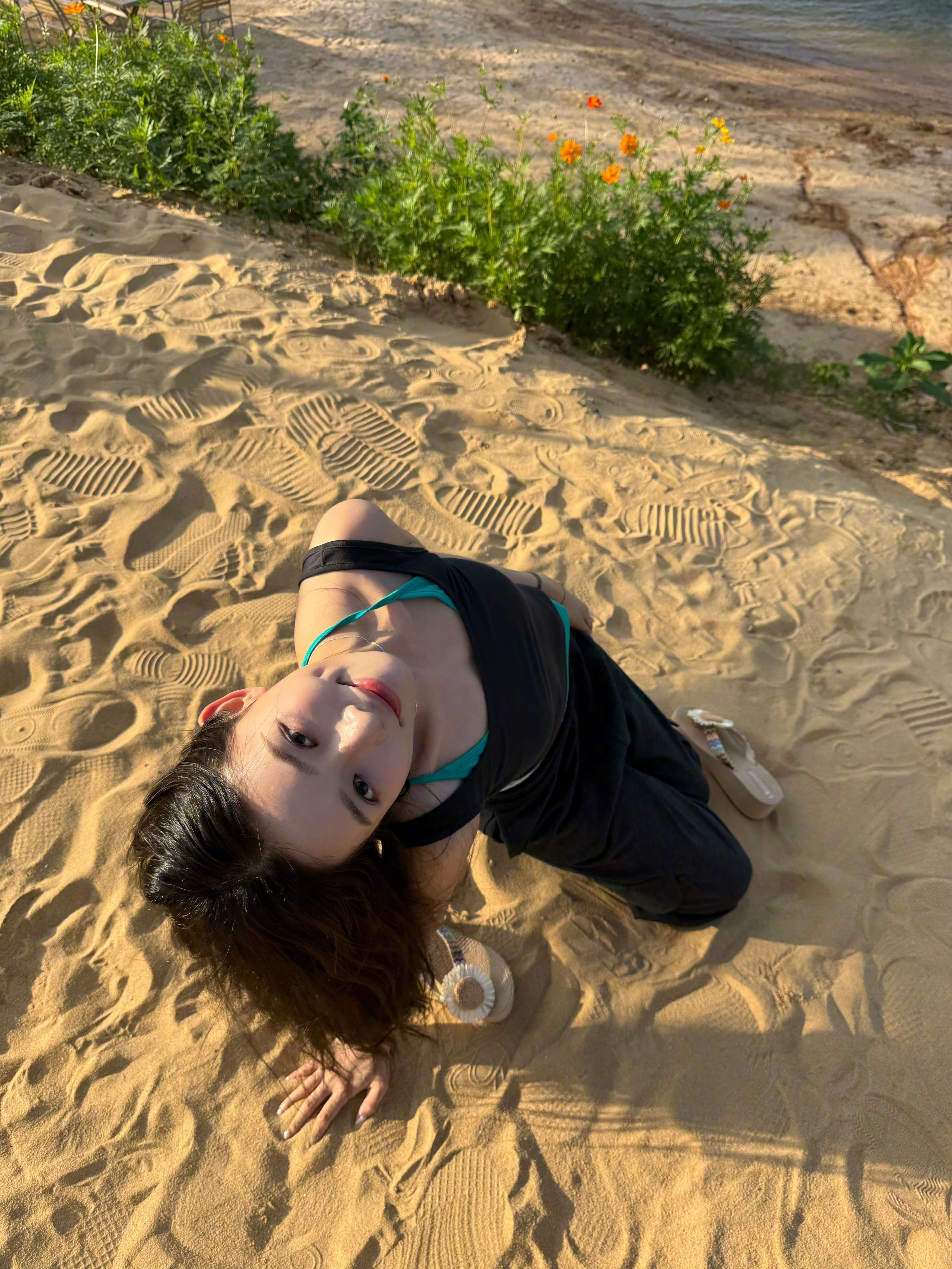林允湖边大片 