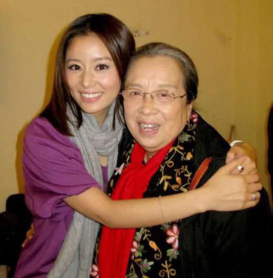 当年拍摄《水浒传》，李明启对副导演康洪雷说：“王婆这扮相太老实，没意思，我需要两