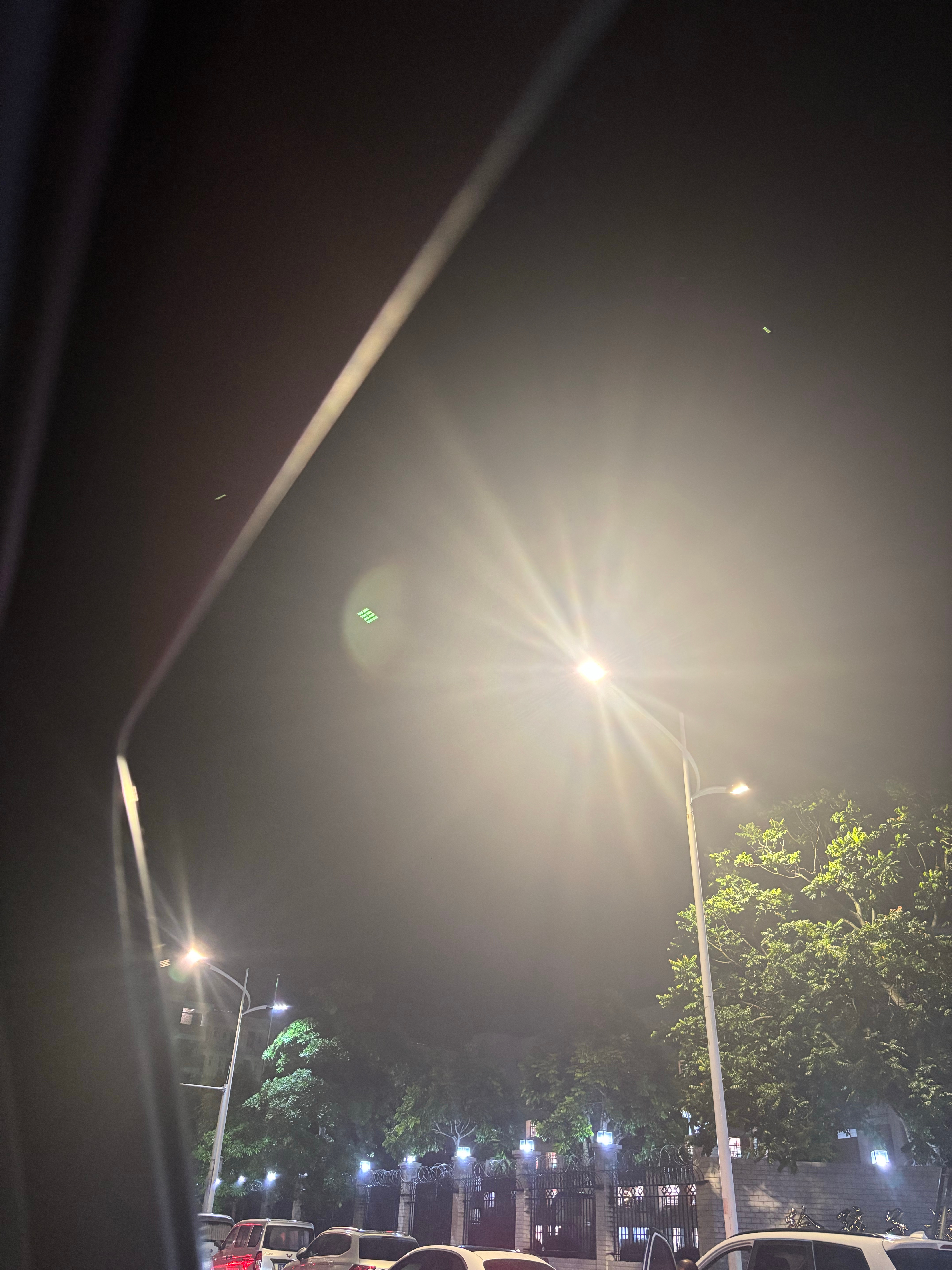 黑夜一束光。 