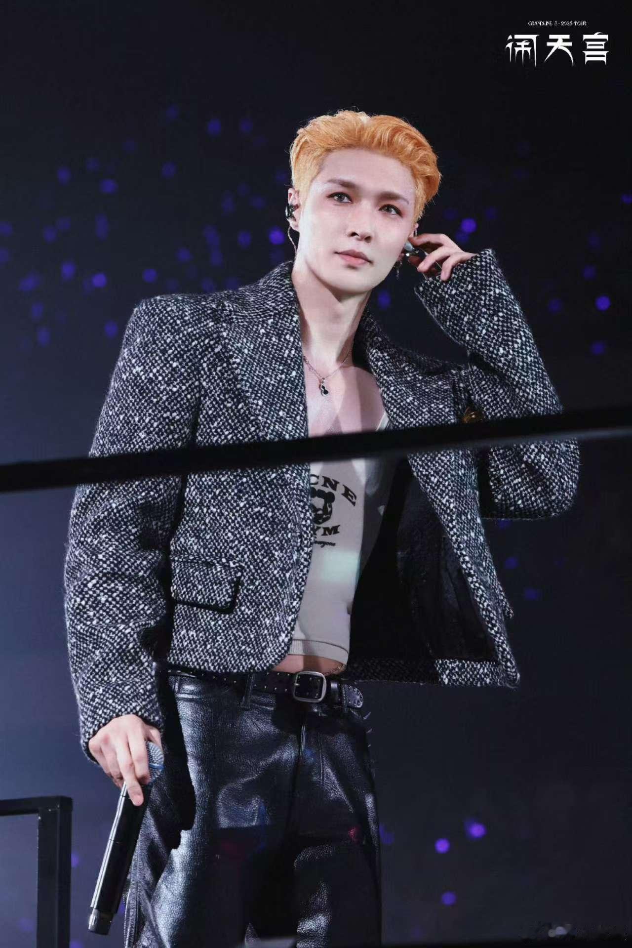 张艺兴戴了腰链张艺兴金发背头张艺兴金发背头，戴了腰链，[苦涩][苦涩] ​​​