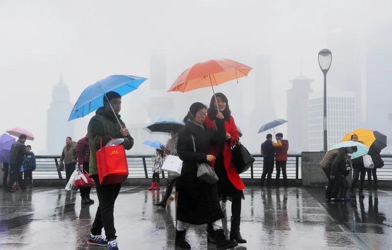 红裳撑伞过桥头，
雨落江南忆未休。
曾许同心同巷走，
几时携手上红楼？