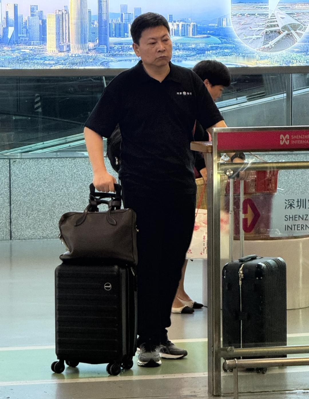 你发现没有
余承东有一种习惯
估计这辈子都不能改变，那就是他这个人特别的低调。