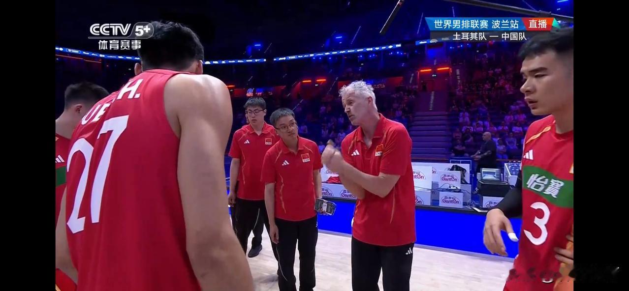 中国男排世联赛波兰站，首场比赛在遭土耳其3-0横扫，波兰站首战开门黑，虽然中国男