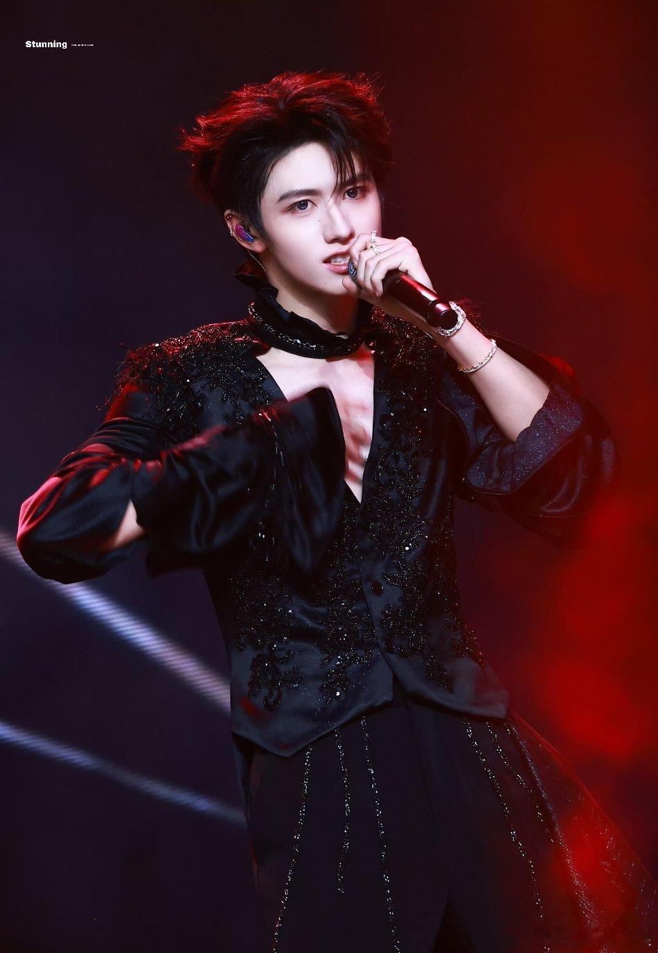 TOP澳门演唱会第二场：朱志鑫、张泽禹、张极、左航、苏新皓solo第二场造型，谁