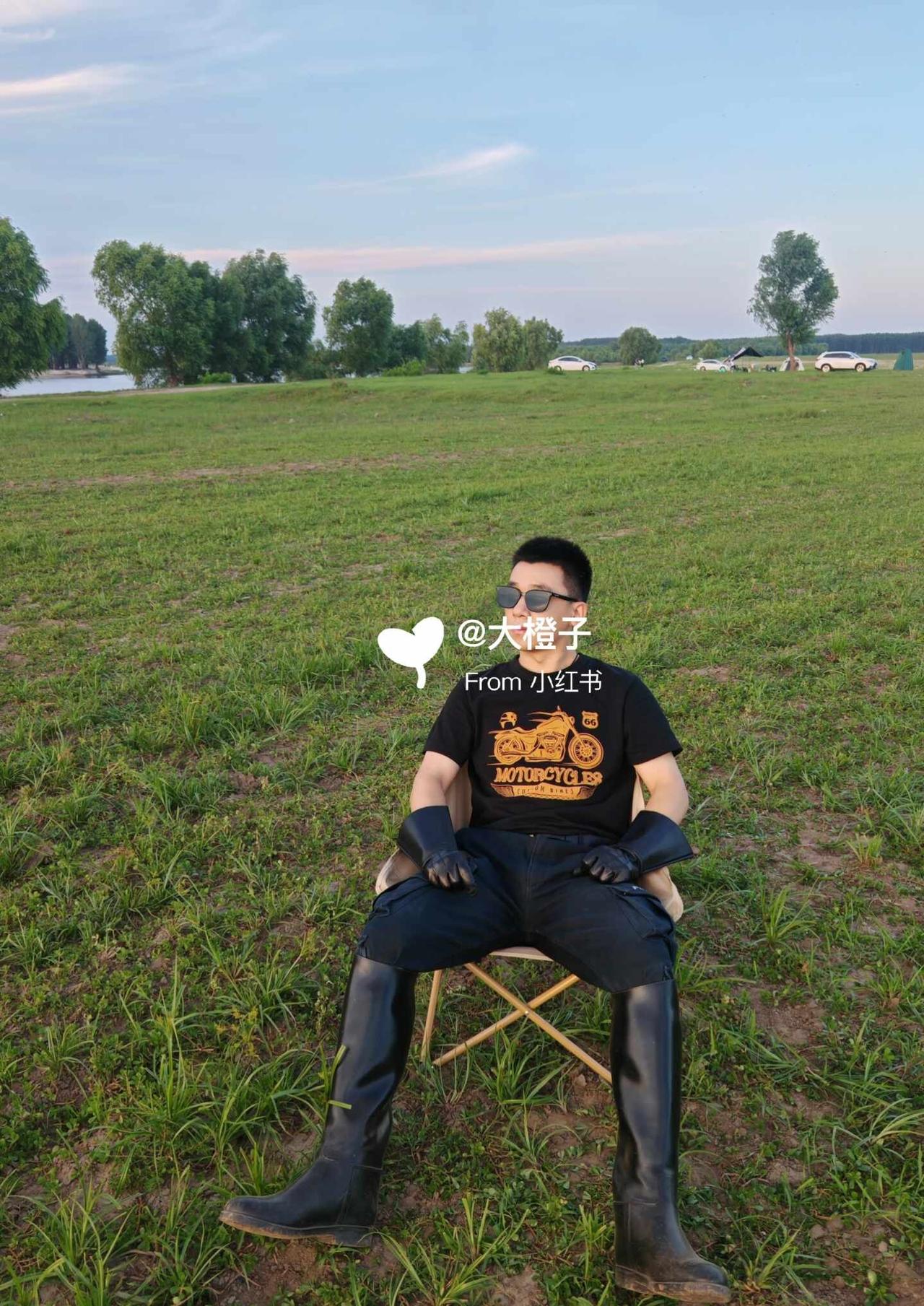 记录一下草原之行
驾车一个小时，看到了不一样的风景。不过在大草原还是穿着aigl