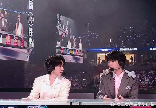 花海贺峻霖同框花海贺峻霖评论席同框花海贺峻霖评论席同框 