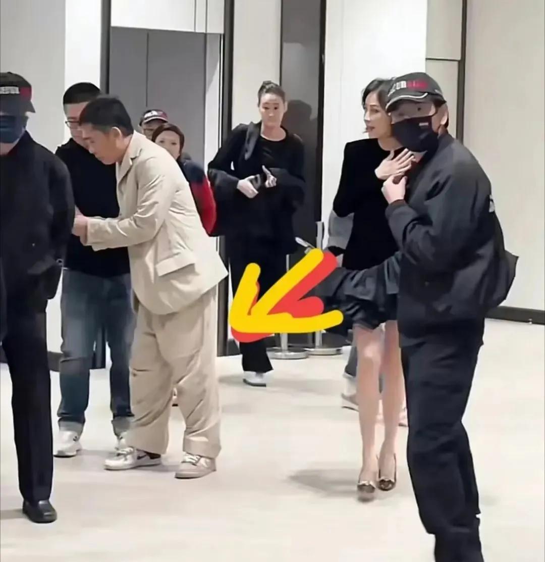 梁朝伟刘嘉玲出席活动！两口子一个穿棉裤一个穿短裙，评论笑裂了！！

两口子站在一